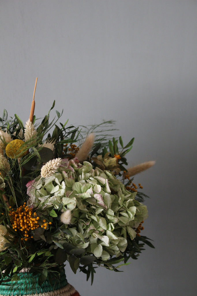 Cesta marroquí con flores secas y preservadas - El Taller de Lucia