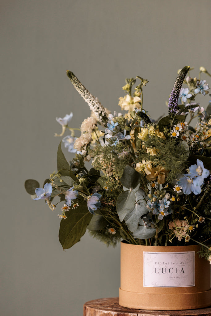 Caja kraft con flores silvestres - El Taller de Lucia